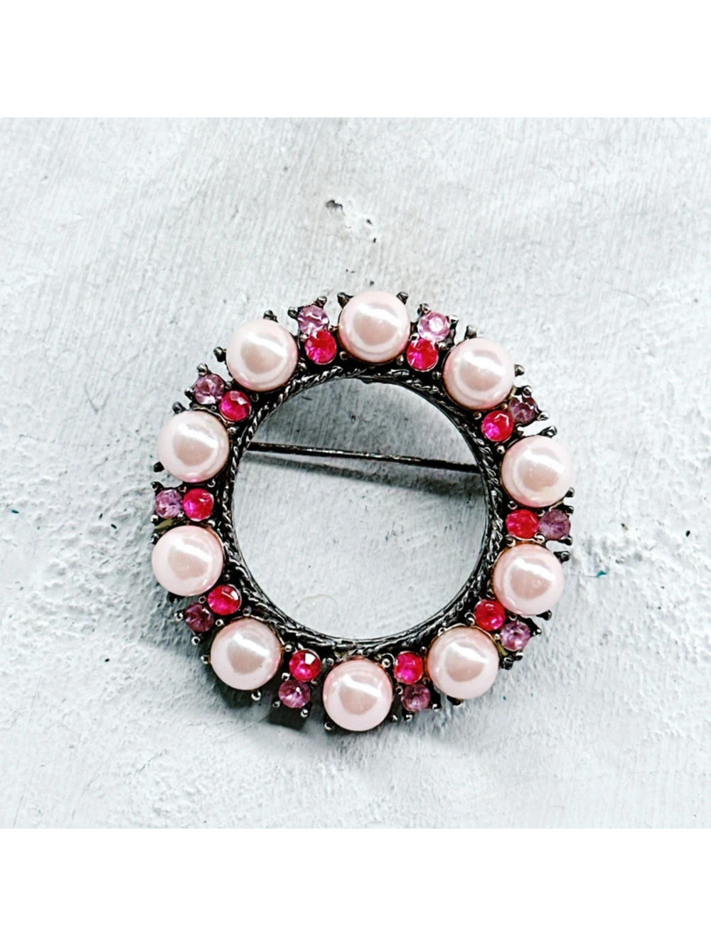 5491gc. Pink Faux Pearl Brooch